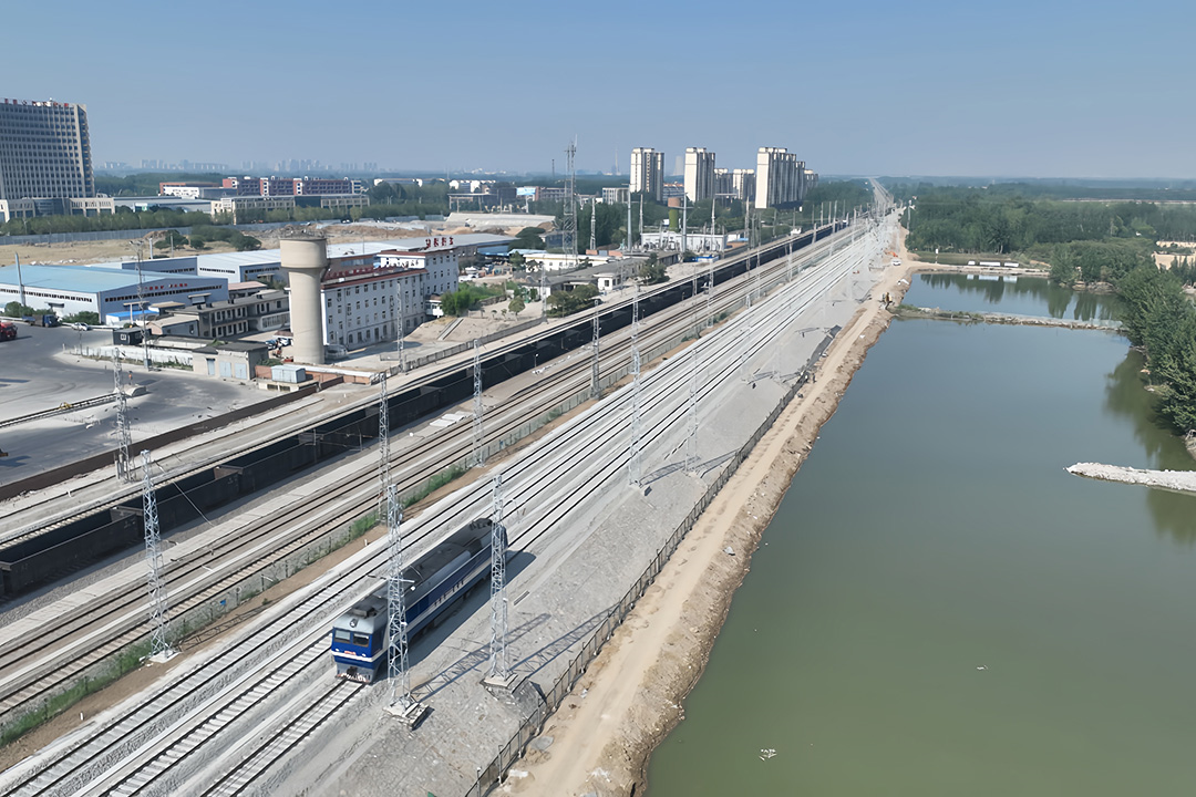 龙拱港铁路专用线火车压道验收啦