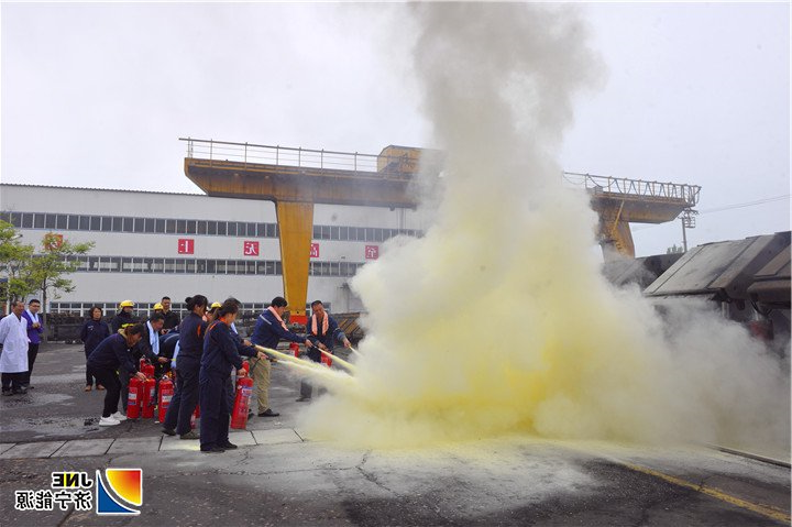 图三：2019年4月23日，运河煤矿举办地面消防应急演练（徐秀娇）.jpg