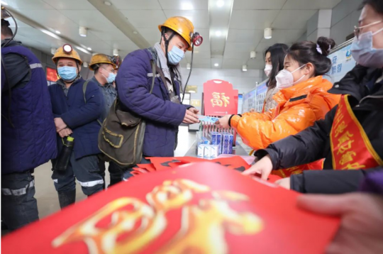 《济宁日报》 | 图片新闻：井口送“福”送平安