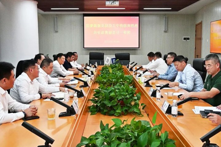 张广宇陪同济宁市工信局领导到中国船级社青岛分社座谈交流