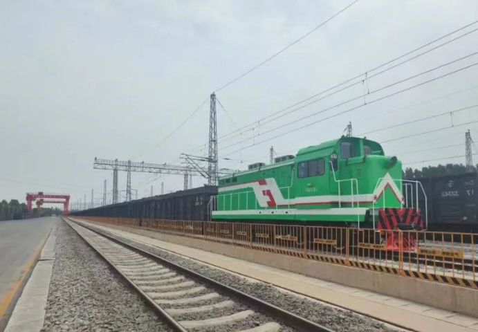 全国首家专用线新能源电力机车在梁山港投入使用