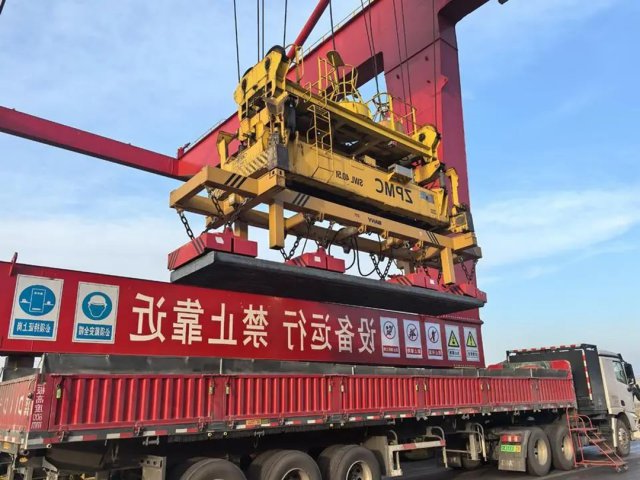 电磁吊具解难题！跃进港高效完成重型钢坯装船作业