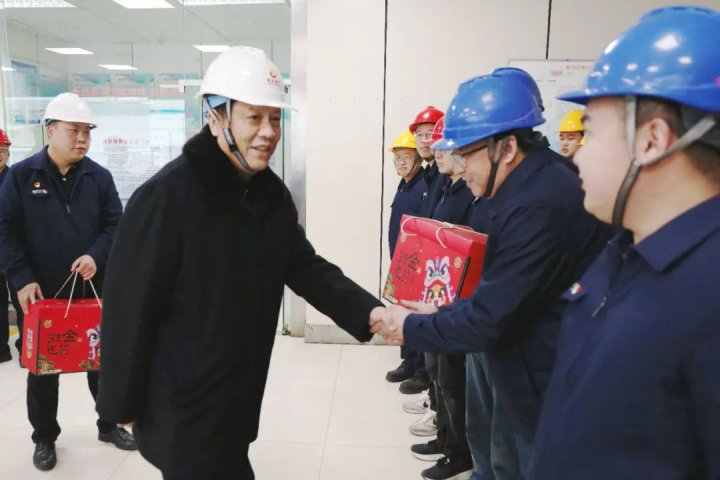 张广宇大年初一到权属企业看望慰问一线干部职工