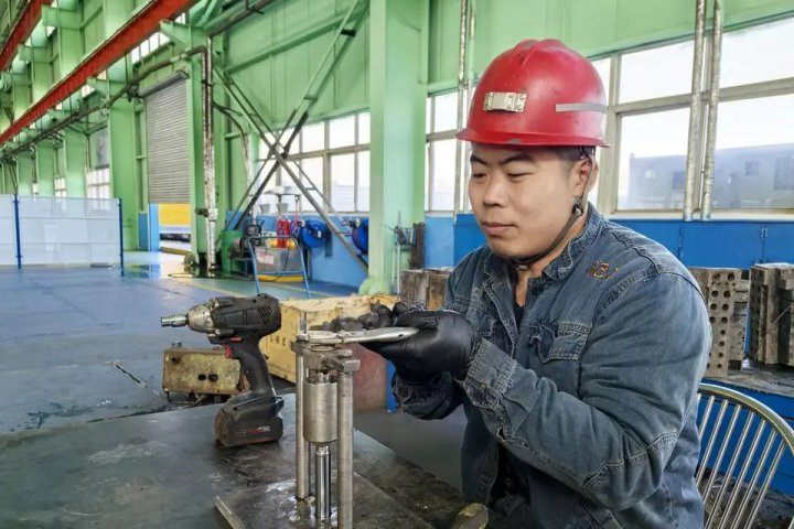 运河煤矿自主设计加工电液控阀串拆装“神器”