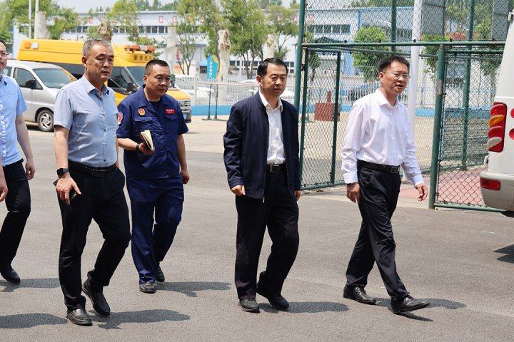 应急管理部矿山救援中心到济矿救护中队检查标准化建设情况