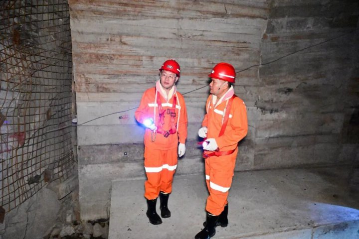 王崇景到金桥二号井检查指导工作